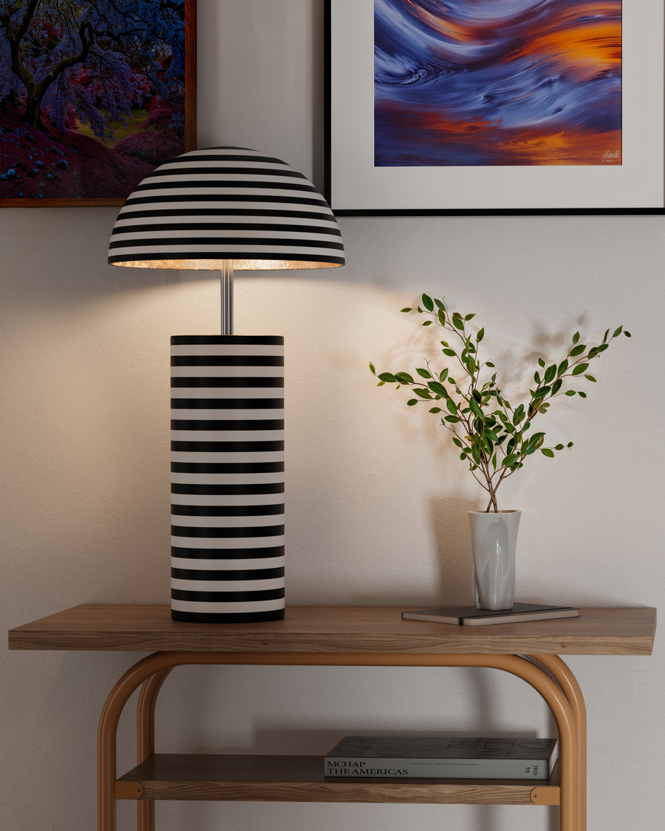 Stripe 50cm En blanco y negro lámpara de mesa De By Rydéns - Gracias a su dise&ntilde;o estilizado, Stripe se puede colocar f&aacute;cilmente en una ventana, sobre una mesa auxiliar o en una estanter&iacute;a.