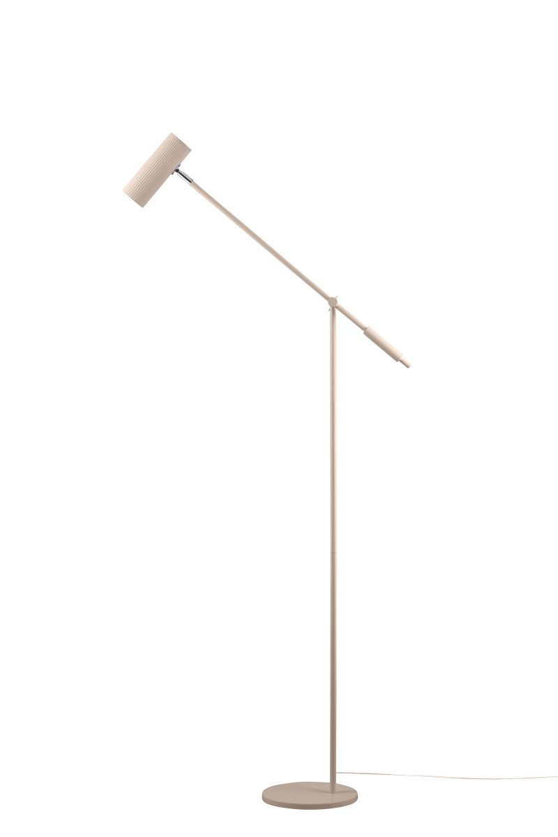 Hubble Read Beige lámpara de pie De Globen Lighting - La elegante l&aacute;mpara de pie Hubble Read cuenta con una pantalla de malla acanalada y una pantalla ajustable que permite dirigir la luz con precisi&oacute;n.