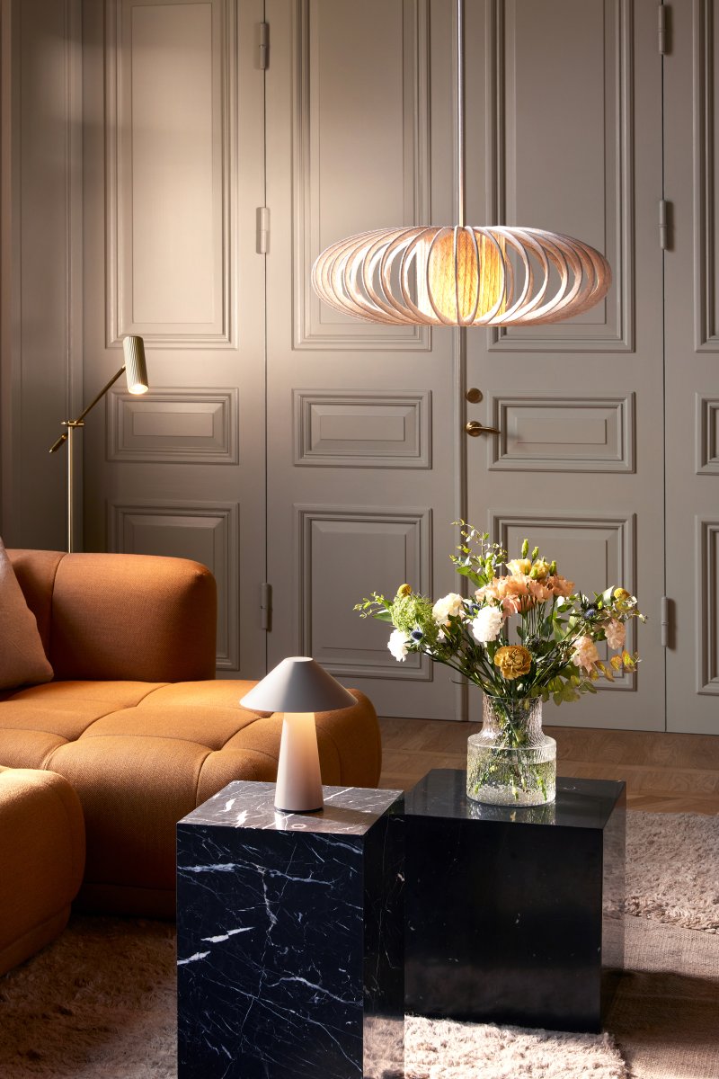 Selma Pantalla S/Colgante Ø60 Beige Lámpas de techo De Globen Lighting - La pantalla Selma est&aacute; hecha a mano y consta de una estructura de metal lacado en blanco recubierta de lino.