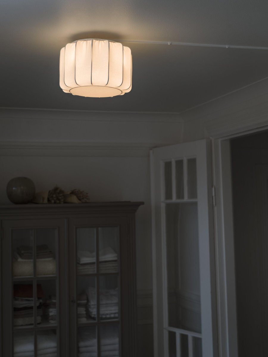 Iris Ø30 Blanco plafón De PR Home - Iris Plafond es parte de una serie de pantallas de l&aacute;mparas de varios tama&ntilde;os y formas, revestidas con tejido de jersey blanco.