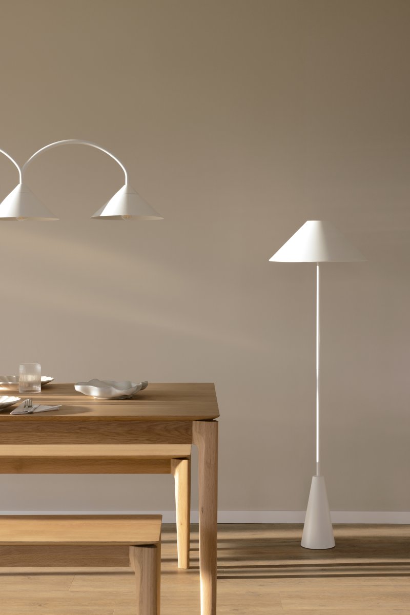 Cannes Blanco lámpara de pie De Globen Lighting - La l&aacute;mpara de pie Cannes se basa en un equilibrio de formas geom&eacute;tricas con un dise&ntilde;o minimalista y elegante que se adapta a diversos ambientes.