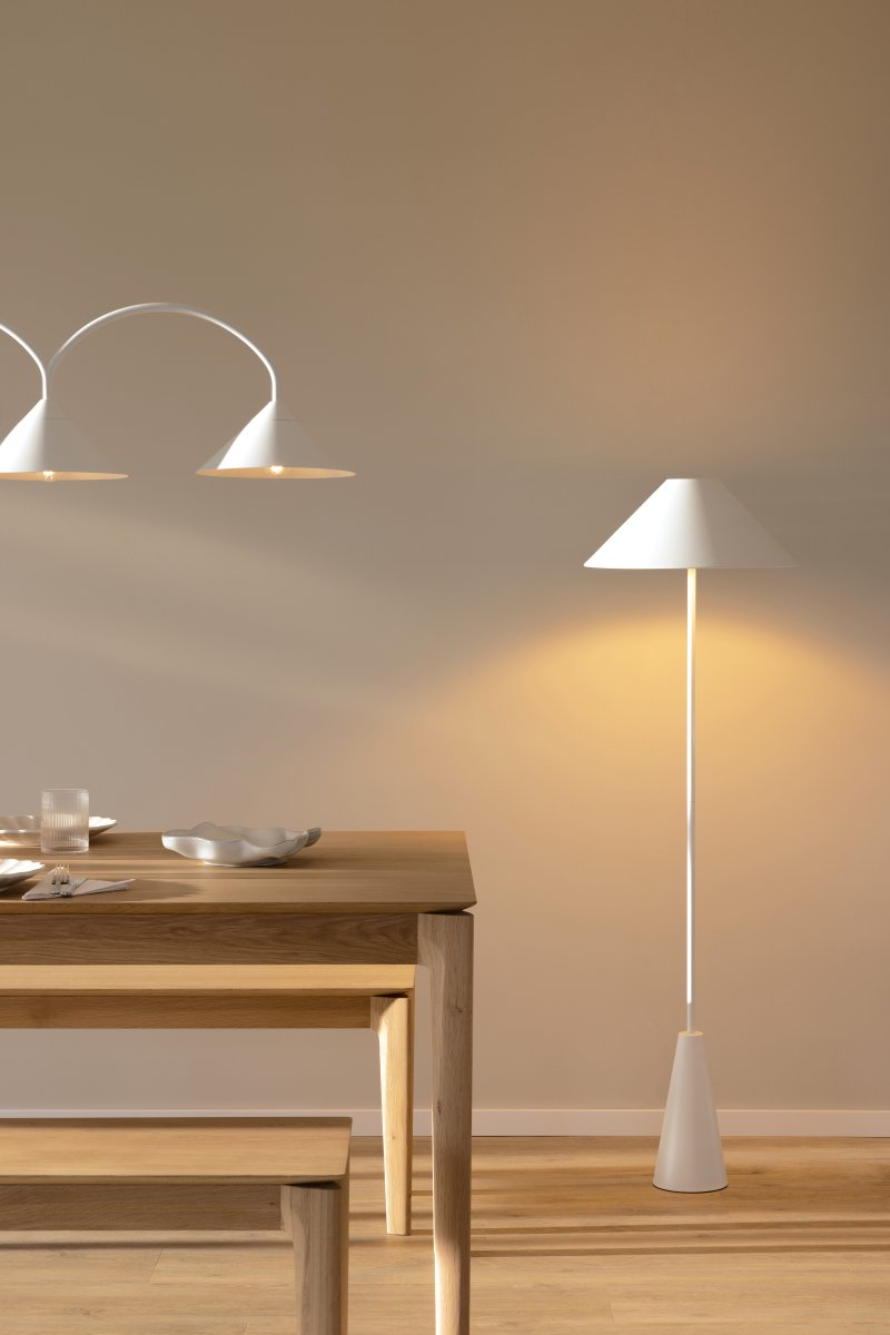 Cannes Blanco lámpara de pie De Globen Lighting - La l&aacute;mpara de pie Cannes se basa en un equilibrio de formas geom&eacute;tricas con un dise&ntilde;o minimalista y elegante que se adapta a diversos ambientes.