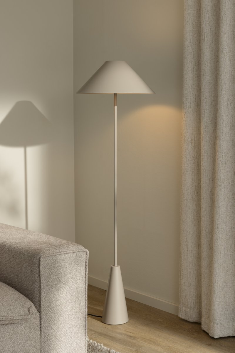 Cannes Beige lámpara de pie De Globen Lighting - La lámpara de pie Cannes se basa en un equilibrio de formas geométricas con un diseño minimalista y elegante que se adapta a diversos ambientes.