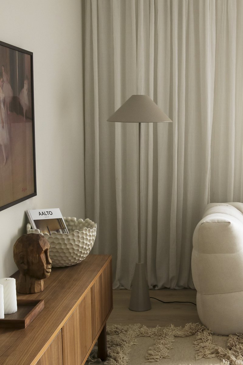 Cannes Beige lámpara de pie De Globen Lighting - La lámpara de pie Cannes se basa en un equilibrio de formas geométricas con un diseño minimalista y elegante que se adapta a diversos ambientes.