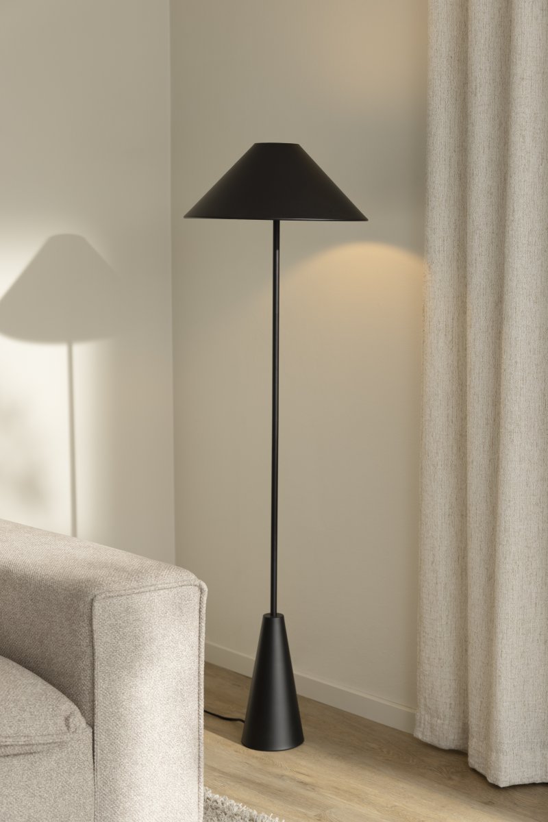 Cannes Negro lámpara de pie De Globen Lighting - La lámpara de pie Cannes se basa en un equilibrio de formas geométricas con un diseño minimalista y elegante que se adapta a diversos ambientes.