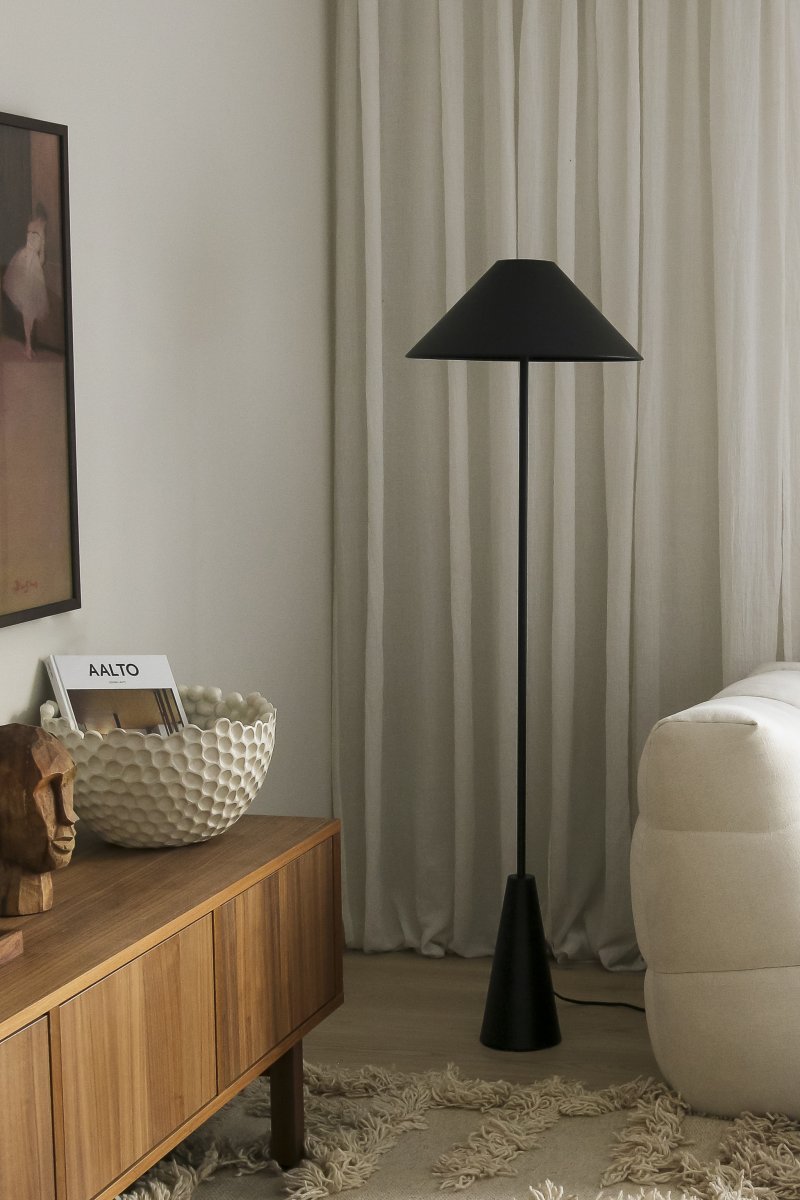 Cannes Negro lámpara de pie De Globen Lighting - La lámpara de pie Cannes se basa en un equilibrio de formas geométricas con un diseño minimalista y elegante que se adapta a diversos ambientes.