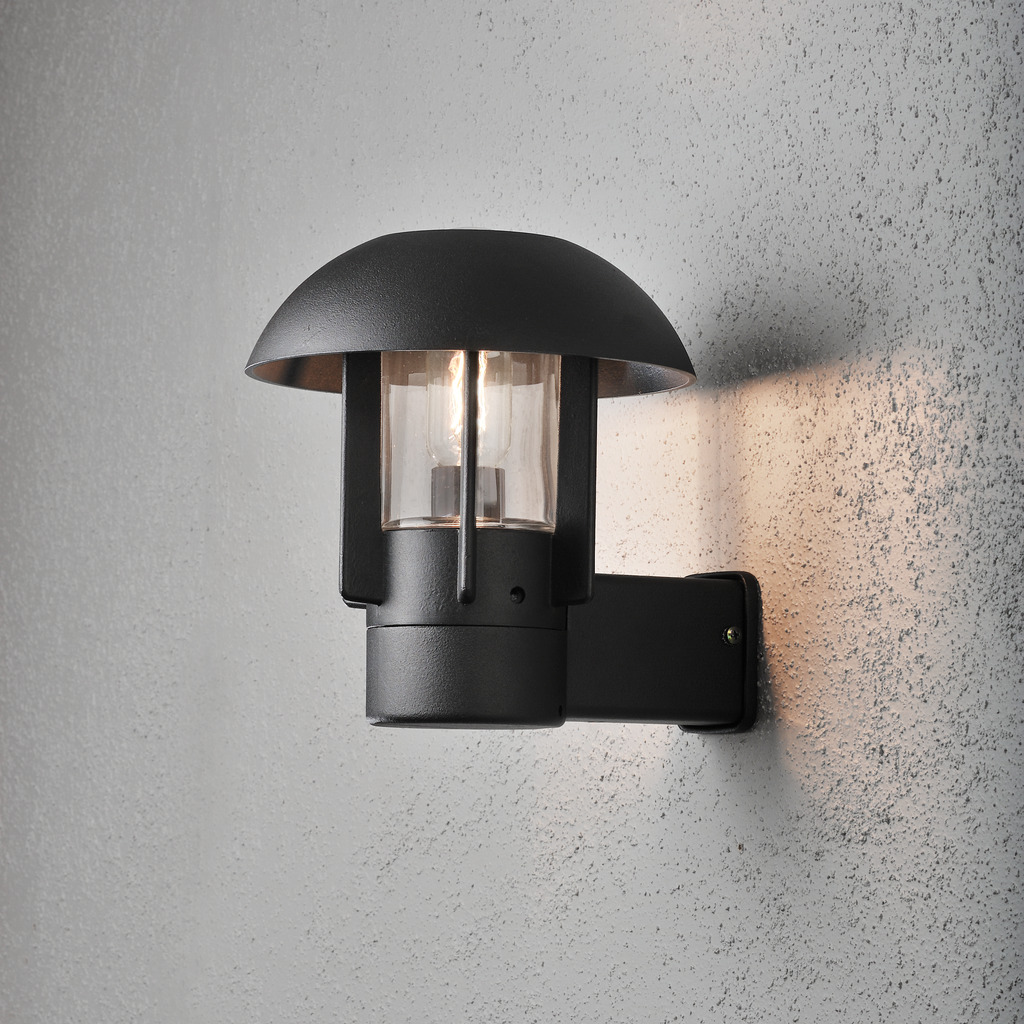 Heimdal Negro lámpara de exterior De Konstsmide - El diseño minimalista de la lámpara con detalles en cristal transparente añade un toque industrial y encaja perfectamente con fachadas modernas y clásicas.