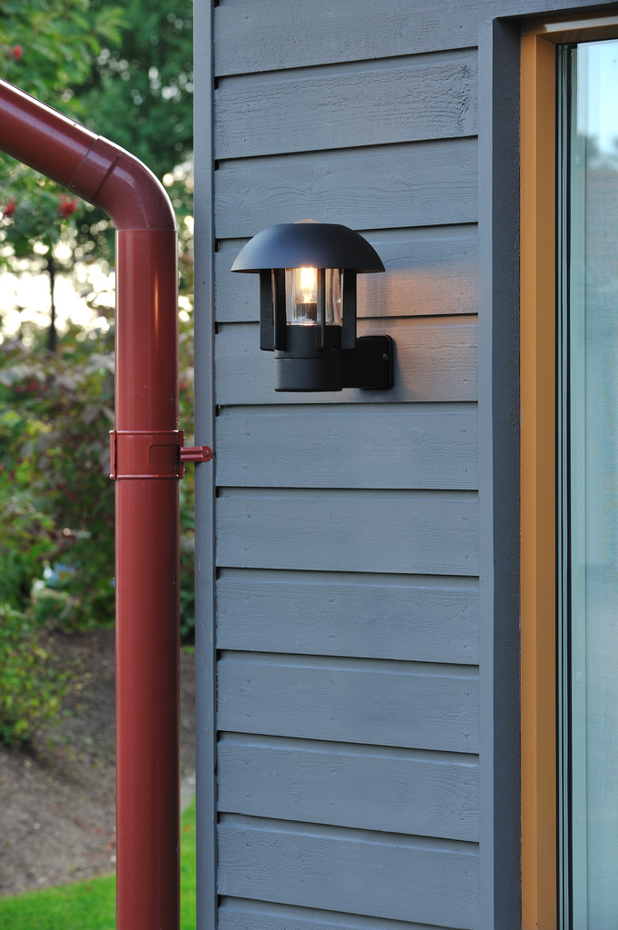 Heimdal Negro lámpara de exterior De Konstsmide - El diseño minimalista de la lámpara con detalles en cristal transparente añade un toque industrial y encaja perfectamente con fachadas modernas y clásicas.