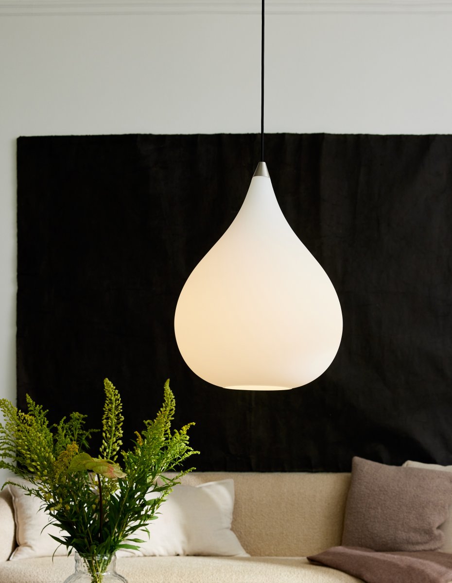 Drops Ø38 Blanco Lámpas de techo De Halo Design - La pantalla de cristal opalino soplado crea una fina difusión de la luz y, en combinación con los detalles de aluminio cepillado, la lámpara contribuye a crear una hermosa atmósfera en la habitación.