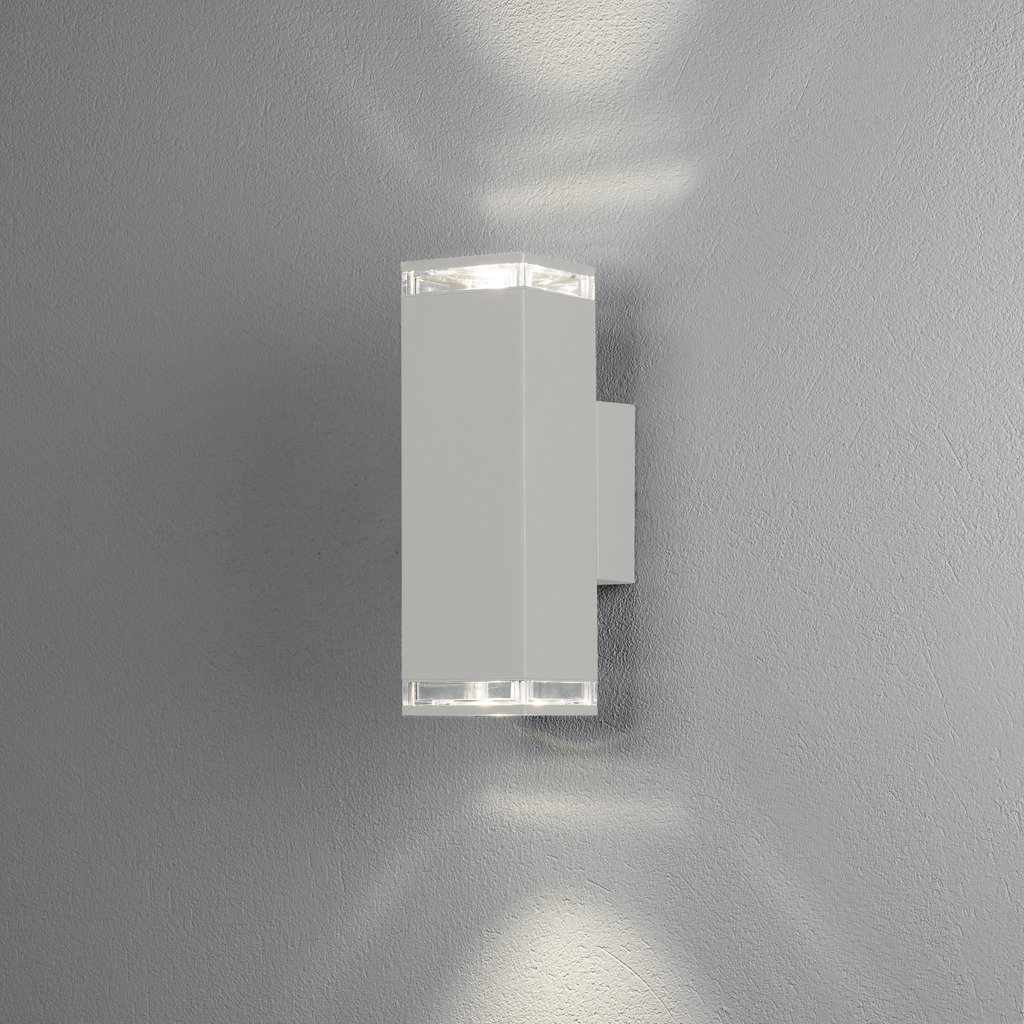Pollux Blanco lámpara de exterior De Konstsmide - Cree una solución de iluminación elegante y moderna en su fachada con este aplique de pared blanco que brilla tanto hacia arriba como hacia abajo.