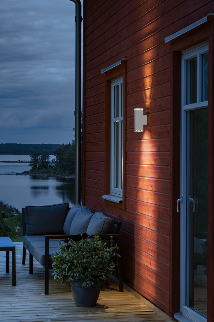 Pollux Blanco lámpara de exterior De Konstsmide - Cree una solución de iluminación elegante y moderna en su fachada con este aplique de pared blanco que brilla tanto hacia arriba como hacia abajo.
