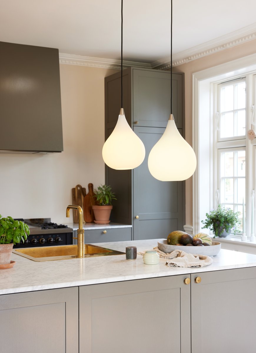 Drops Ø23 Blanco Lámpas de techo De Halo Design - La pantalla de cristal opalino soplado crea una fina difusión de la luz y, en combinación con los detalles de aluminio cepillado, la lámpara contribuye a crear una hermosa atmósfera en la habitación.