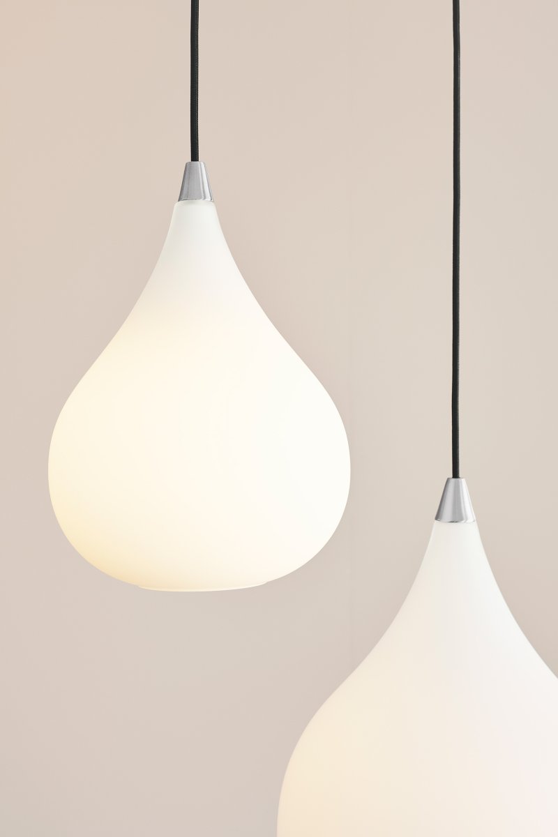 Drops Ø23 Blanco Lámpas de techo De Halo Design - La pantalla de cristal opalino soplado crea una fina difusión de la luz y, en combinación con los detalles de aluminio cepillado, la lámpara contribuye a crear una hermosa atmósfera en la habitación.
