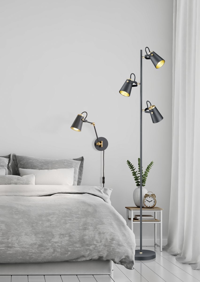 Edward Negro lámpara de pie De Trio Lighting - La lámpara de pie EDWARD con sus tres cabezales de luz orientables y su diseño moderno en negro mate y dorado es perfecta para crear acentos de iluminación atmosféricos en cualquier estancia.