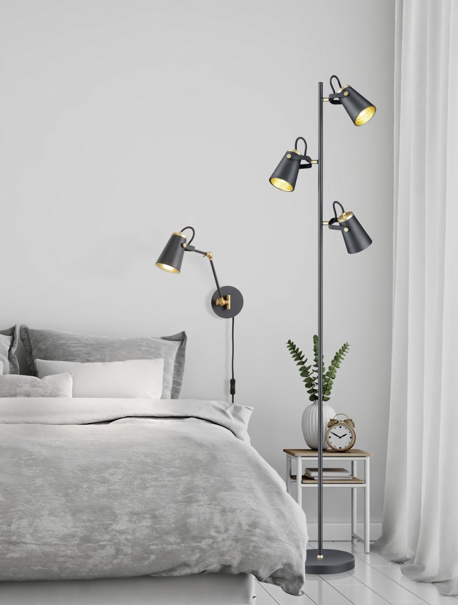 Edward Negro lámpara de pie De Trio Lighting - La lámpara de pie EDWARD con sus tres cabezales de luz orientables y su diseño moderno en negro mate y dorado es perfecta para crear acentos de iluminación atmosféricos en cualquier estancia.
