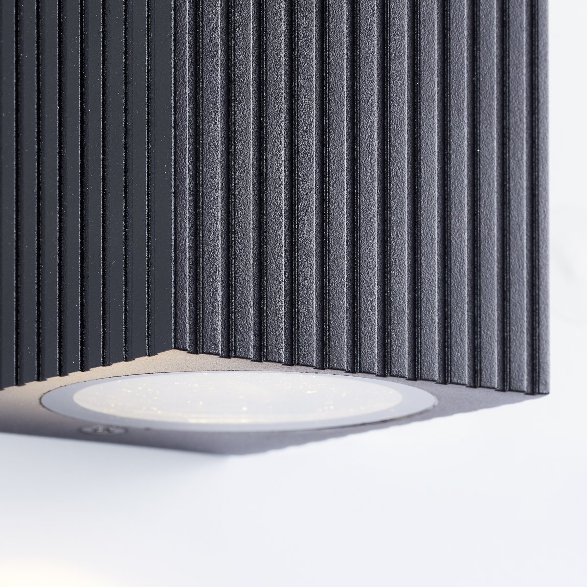 Jelani Negro lámpara de exterior De Brilliant - La luz de fachada Jelani con dos direcciones de luz es una incorporación moderna y funcional a su iluminación exterior.