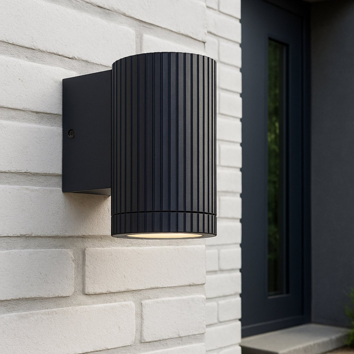 Keola Negro lámpara de exterior De Brilliant - Keola es una elegante l&aacute;mpara de fachada que combina un dise&ntilde;o moderno con una iluminaci&oacute;n funcional.
