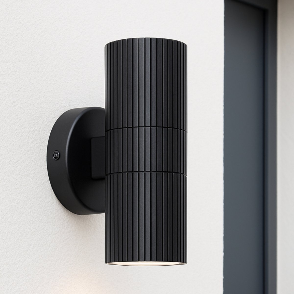 Keola Negro lámpara de exterior De Brilliant - La luz de fachada Keola con doble dirección de luz es una incorporación moderna y funcional a su iluminación exterior.