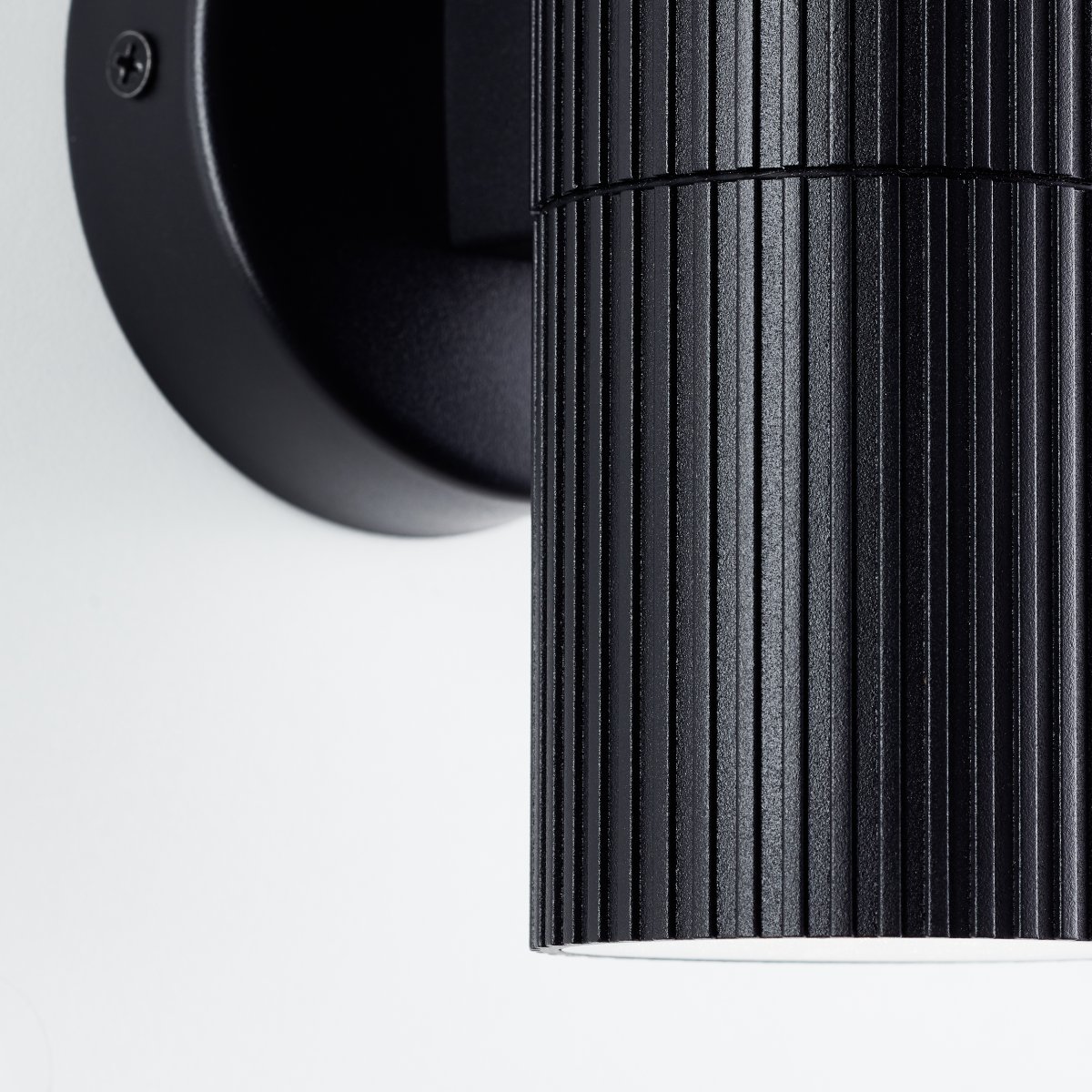 Keola Negro lámpara de exterior De Brilliant - La luz de fachada Keola con doble dirección de luz es una incorporación moderna y funcional a su iluminación exterior.