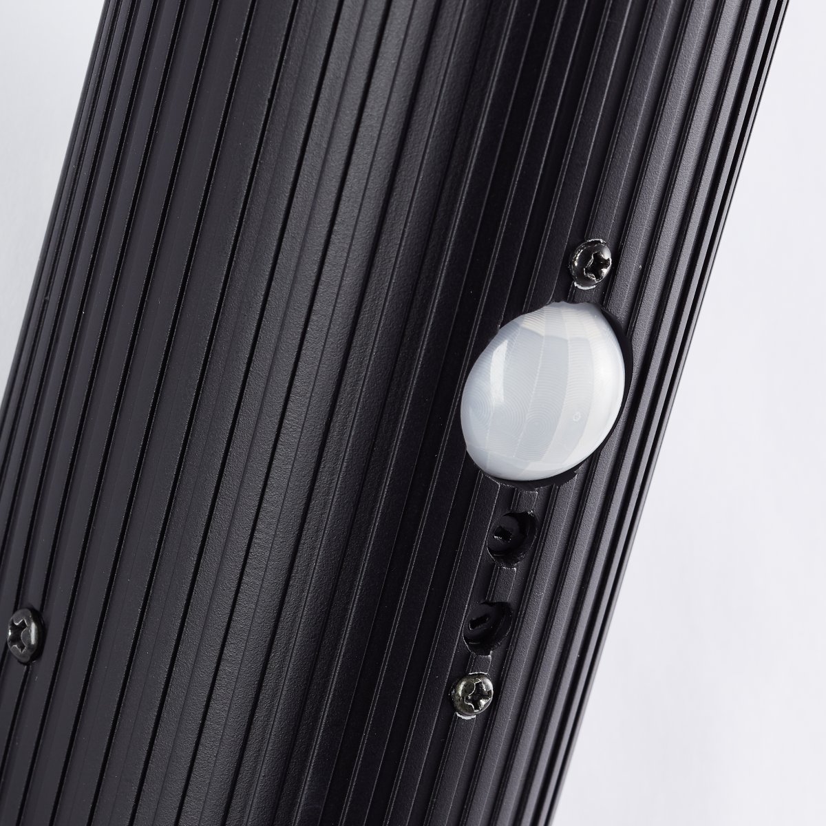 Cassio Negro lámpara de exterior De Brilliant - Incorpora un detector de movimiento que activa la iluminación automáticamente al detectar movimiento: una solución ideal para entradas, caminos de acceso o senderos de jardín donde la seguridad y la comodidad son fundamentales.