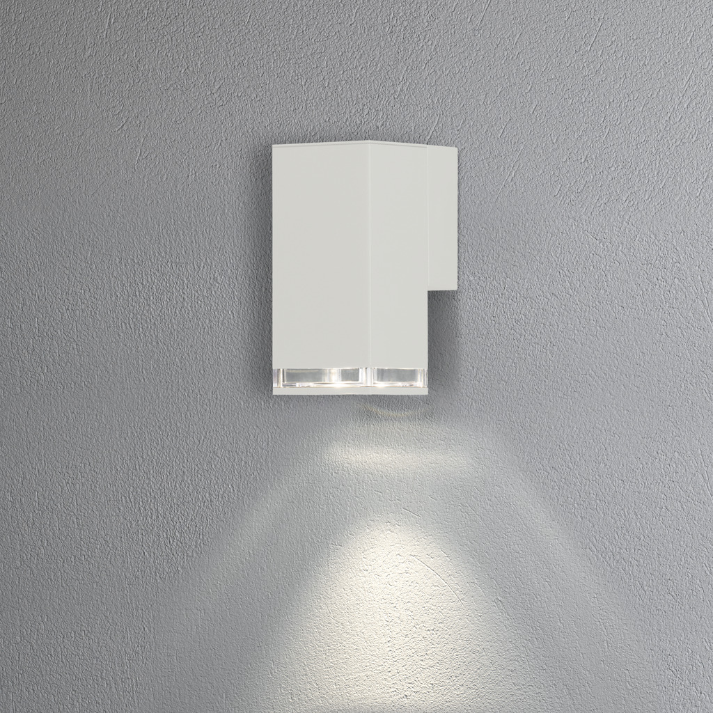 Pollux Blanco lámpara de exterior De Konstsmide - Con su diseño en forma de cubo y su luz directa, es ideal para crear una atmósfera sofisticada en zonas de entrada y zonas de paso.