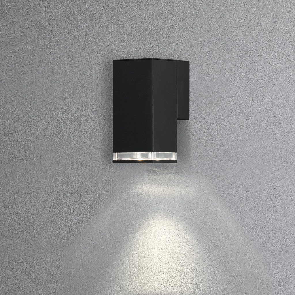 Pollux Negro lámpara de exterior De Konstsmide - Con su diseño en forma de cubo y su luz directa, es ideal para crear una atmósfera sofisticada en zonas de entrada y zonas de paso.