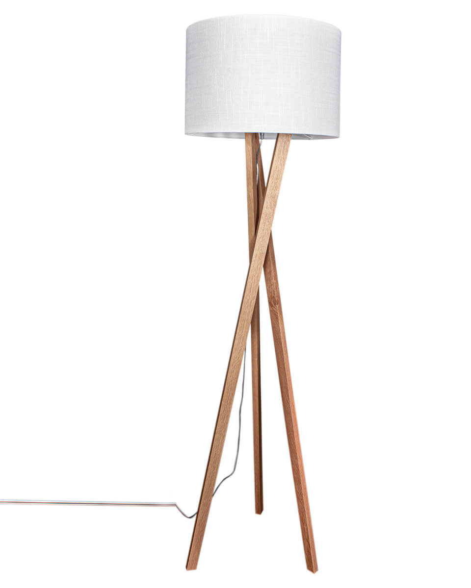 Vega Roble/blanco lámpara de pie De By Rydéns - La elegante l&aacute;mpara de pie Vega impresiona por su imponente altura de 160 cm y su s&oacute;lida estructura de roble.