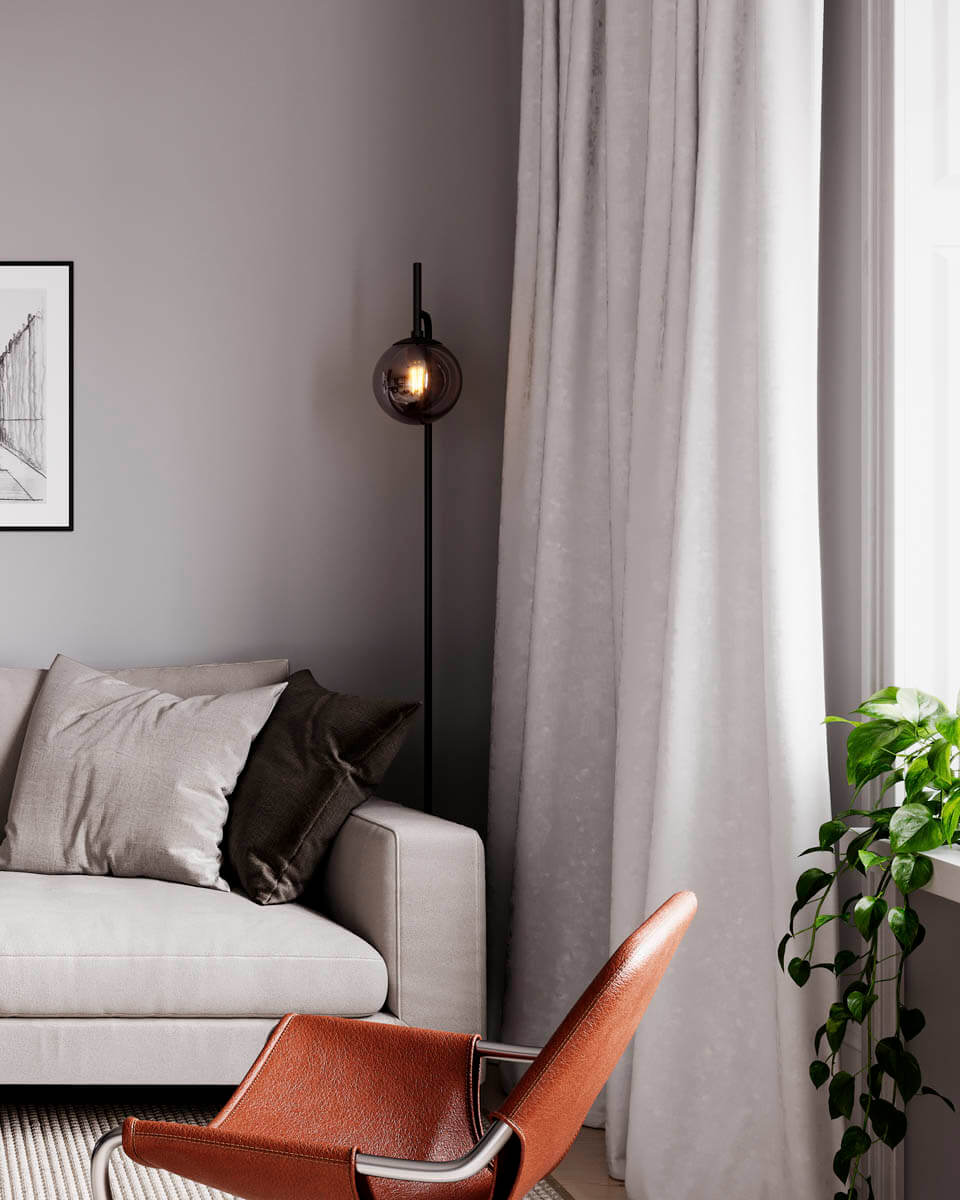 Boyle Negro lámpara de pie De By Rydéns - Gracias a la combinaci&oacute;n de m&aacute;rmol gris, metal negro y cristal ahumado, Boyle se integra a la perfecci&oacute;n en la mayor&iacute;a de los ambientes sin resultar intrusiva.