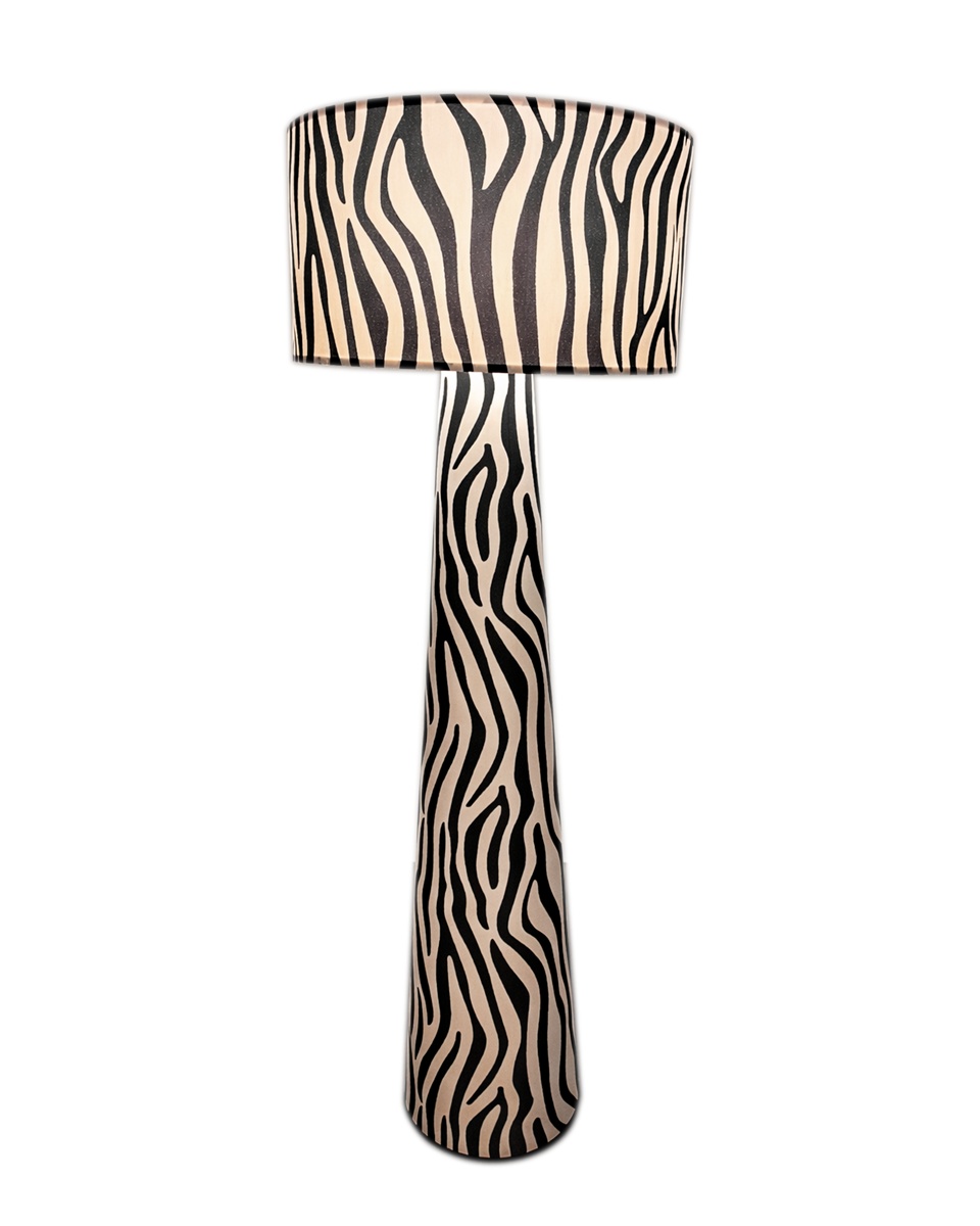 Zany En blanco y negro lámpara de pie De By Rydéns - Con su generoso di&aacute;metro de 50 cm y su llamativo estampado animal, Zany Zebra es la opci&oacute;n perfecta para quienes desean a&ntilde;adir personalidad y car&aacute;cter a su hogar.