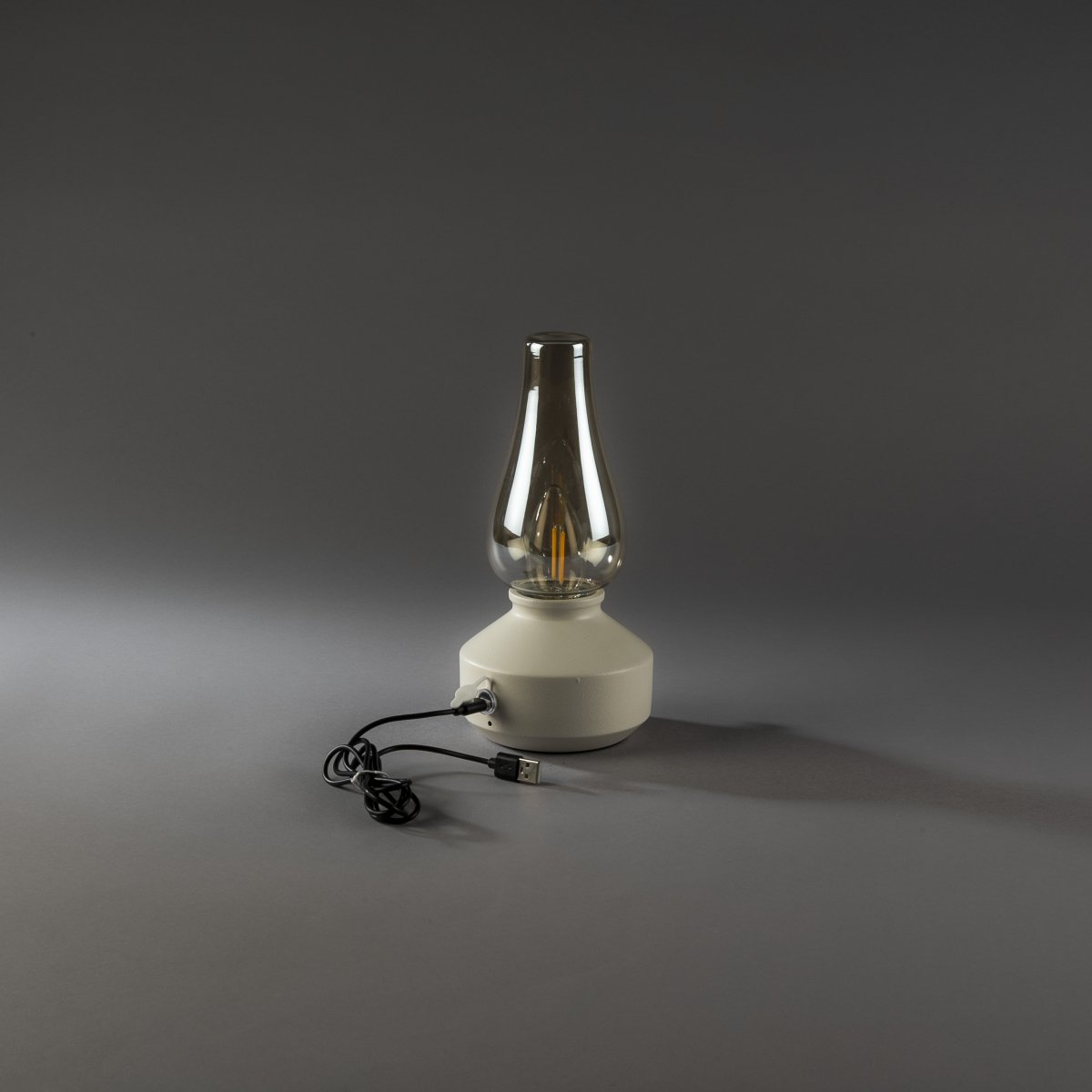 Lámpara de mesa recargable 25cm Blanco portátil De Konstsmide - Una encantadora lámpara de mesa portátil inspirada en la clásica lámpara de queroseno.