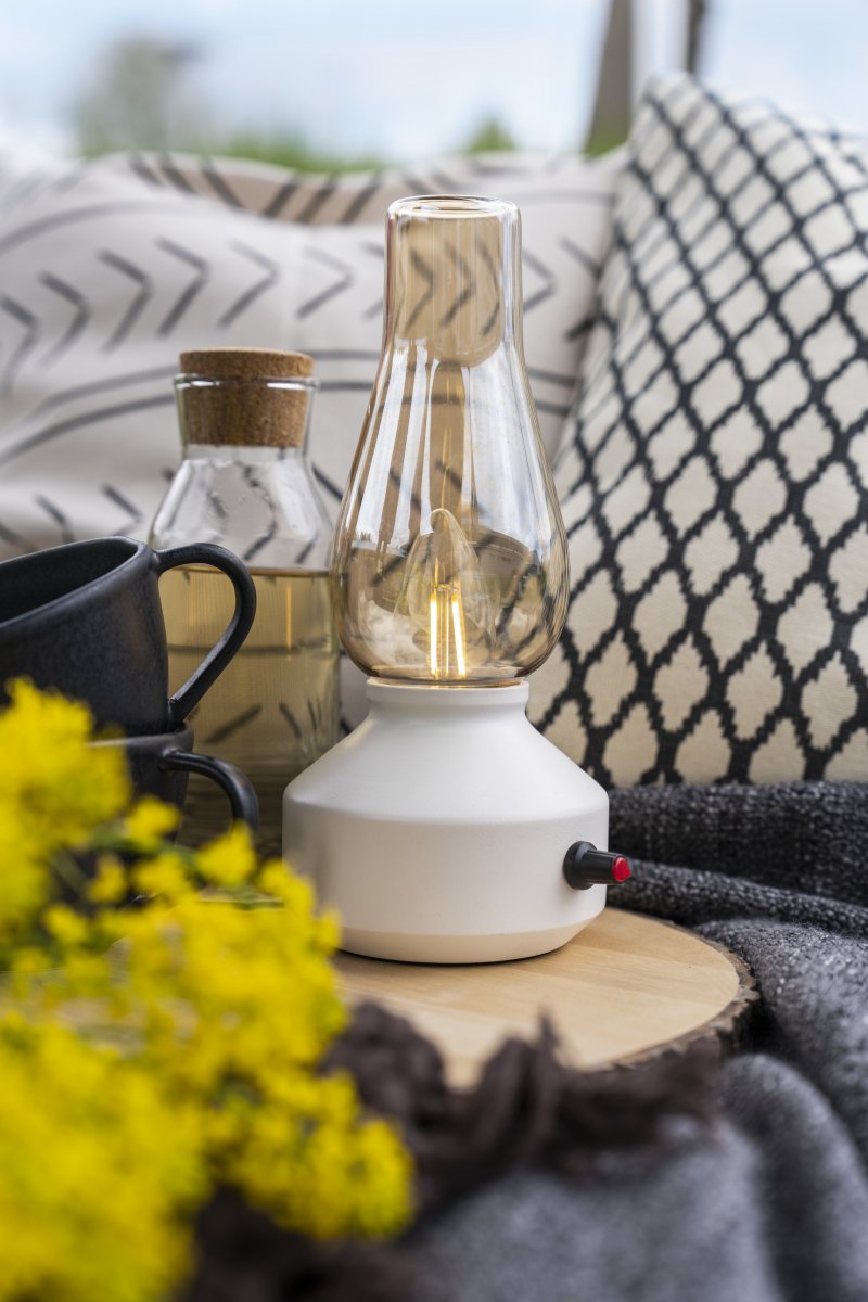Lámpara de mesa recargable 25cm Blanco portátil De Konstsmide - Una encantadora lámpara de mesa portátil inspirada en la clásica lámpara de queroseno.