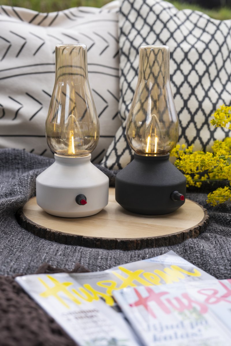Lámpara de mesa recargable 25cm Negro portátil De Konstsmide - Una encantadora lámpara de mesa portátil inspirada en la clásica lámpara de queroseno.