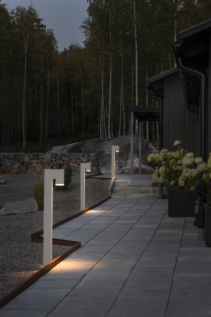 Pollux 100cm Blanco balizas De Konstsmide - Con su diseño minimalista y su luz orientada hacia abajo, proporciona una iluminación elegante y atmosférica a lo largo de caminos, terrazas o parterres de jardín.