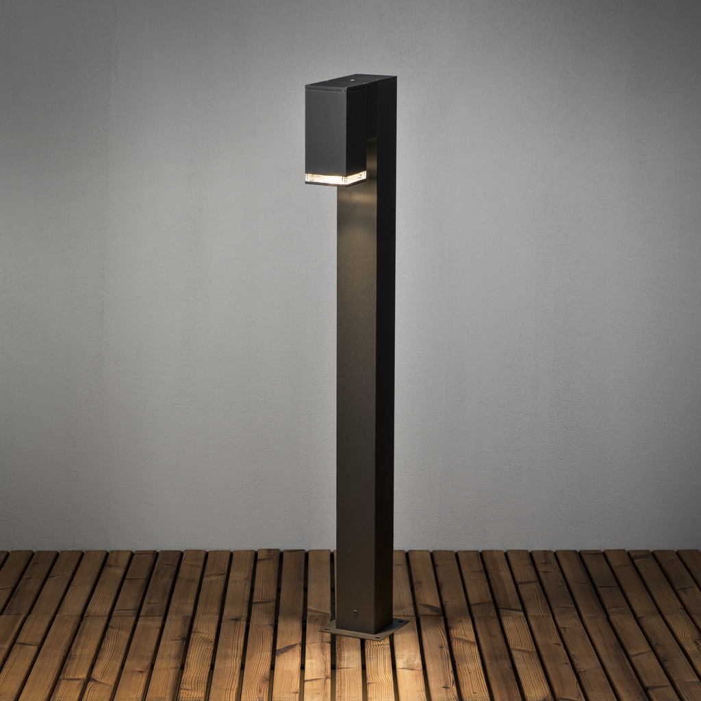Pollux 100cm Negro balizas De Konstsmide - Con su diseño minimalista y su luz orientada hacia abajo, proporciona una iluminación elegante y atmosférica a lo largo de caminos, terrazas o parterres de jardín.