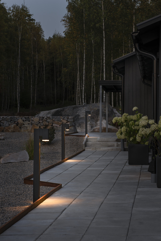 Pollux 100cm Negro balizas De Konstsmide - Con su diseño minimalista y su luz orientada hacia abajo, proporciona una iluminación elegante y atmosférica a lo largo de caminos, terrazas o parterres de jardín.