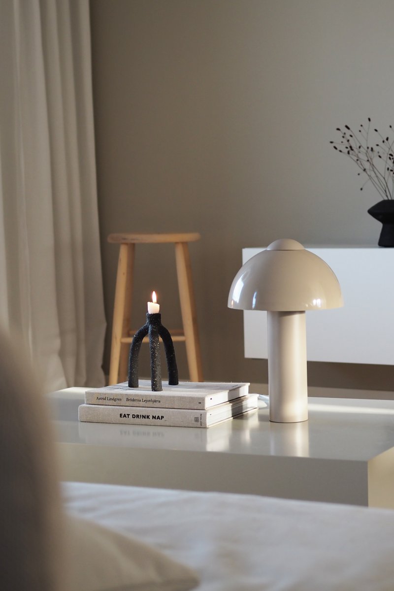 Buddy 36cm Arena lámpara de mesa De Globen Lighting - Col&oacute;cala en una mesa auxiliar del sal&oacute;n, junto a la ventana de la cocina o en una mesita de noche.