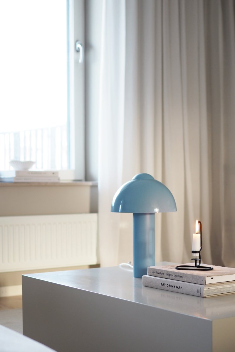 Buddy 36cm Azul claro lámpara de mesa De Globen Lighting - Colóquela en una mesa auxiliar del salón, en la ventana de la cocina o en una mesita de noche.