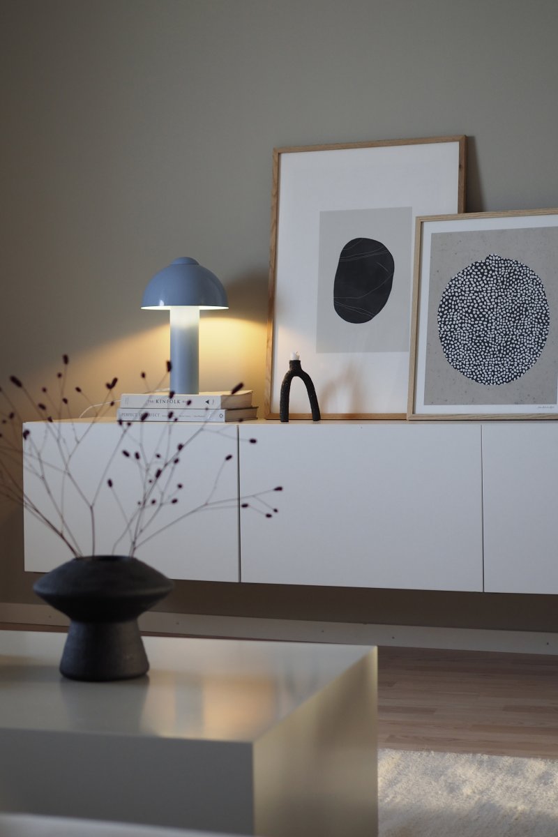 Buddy 36cm Azul claro lámpara de mesa De Globen Lighting - Colóquela en una mesa auxiliar del salón, en la ventana de la cocina o en una mesita de noche.