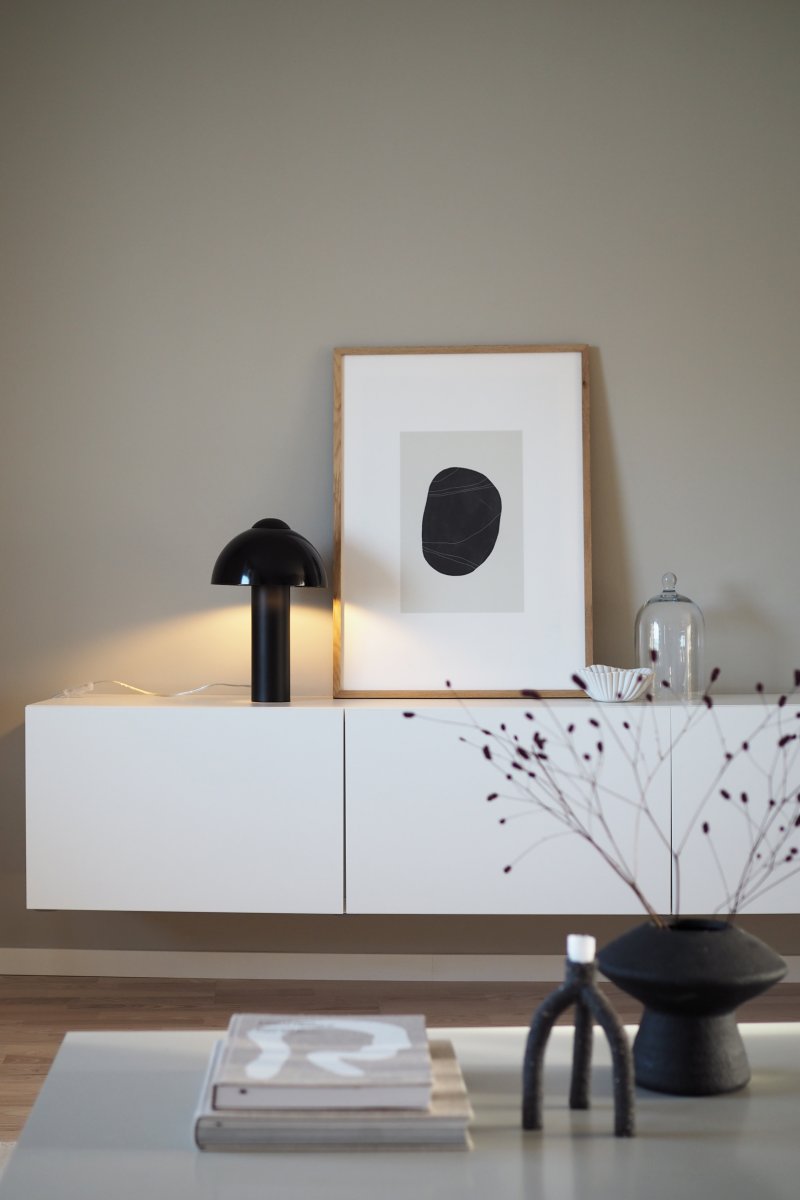 Buddy 36cm Negro lámpara de mesa De Globen Lighting - Col&oacute;quela en una mesa auxiliar del sal&oacute;n, en la ventana de la cocina o en una mesita de noche.