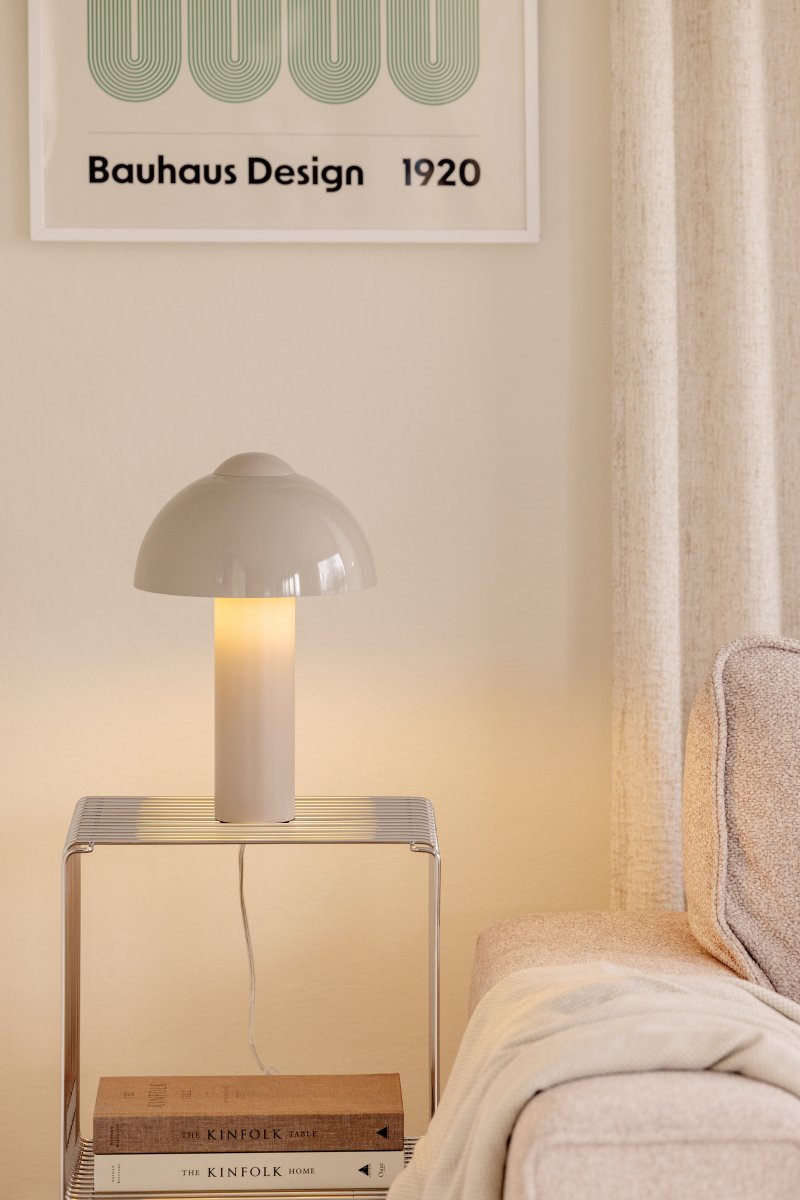 Buddy 36cm Arena lámpara de mesa De Globen Lighting - Col&oacute;cala en una mesa auxiliar del sal&oacute;n, junto a la ventana de la cocina o en una mesita de noche.