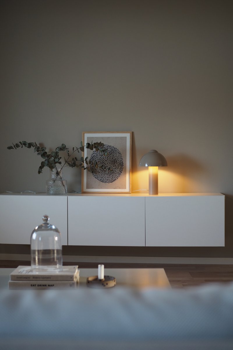 Buddy 36cm Arena lámpara de mesa De Globen Lighting - Col&oacute;cala en una mesa auxiliar del sal&oacute;n, junto a la ventana de la cocina o en una mesita de noche.