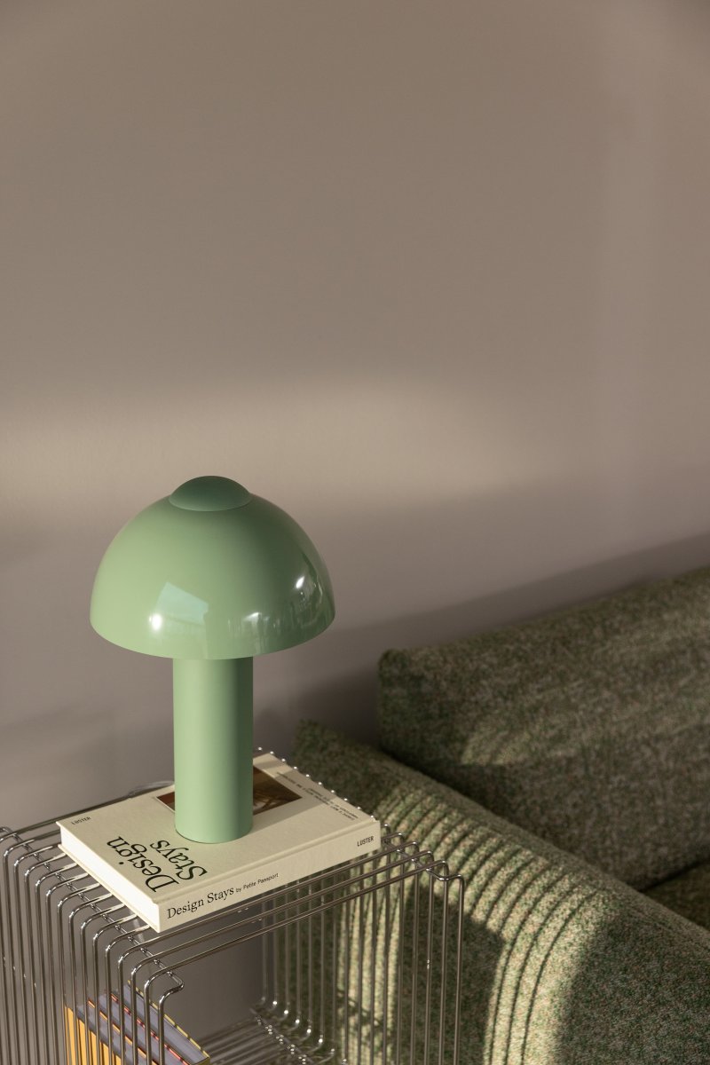 Buddy 36cm Verde lámpara de mesa De Globen Lighting - Colóquela en una mesa auxiliar del salón, en la ventana de la cocina o en una mesita de noche.