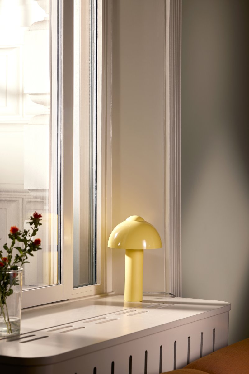 Buddy 36cm Amarillo lámpara de mesa De Globen Lighting - Colóquela en una mesa auxiliar del salón, en la ventana de la cocina o en una mesita de noche.