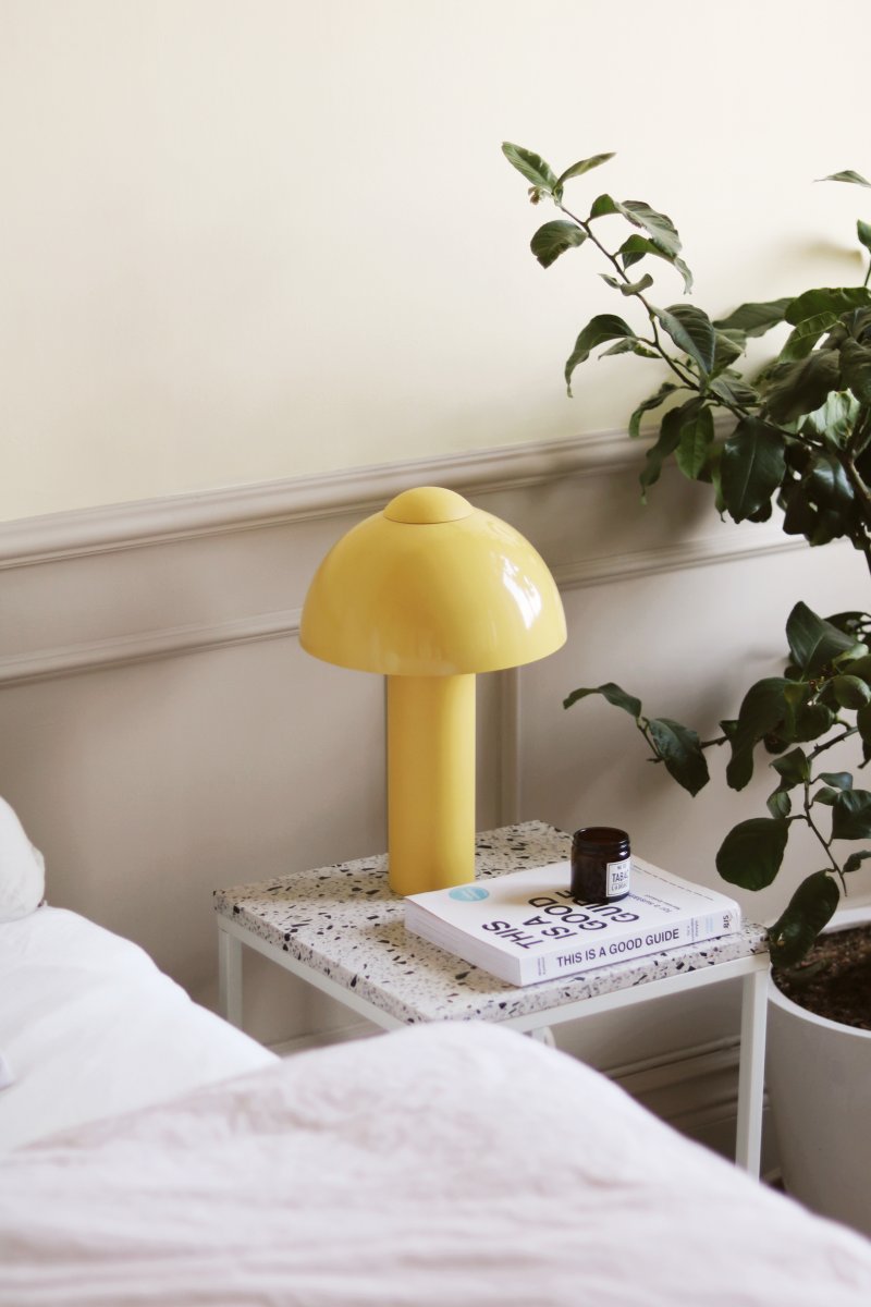 Buddy 36cm Amarillo lámpara de mesa De Globen Lighting - Colóquela en una mesa auxiliar del salón, en la ventana de la cocina o en una mesita de noche.