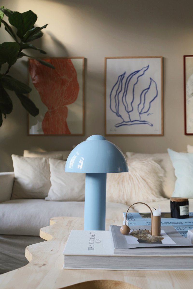 Buddy 36cm Azul claro lámpara de mesa De Globen Lighting - Colóquela en una mesa auxiliar del salón, en la ventana de la cocina o en una mesita de noche.