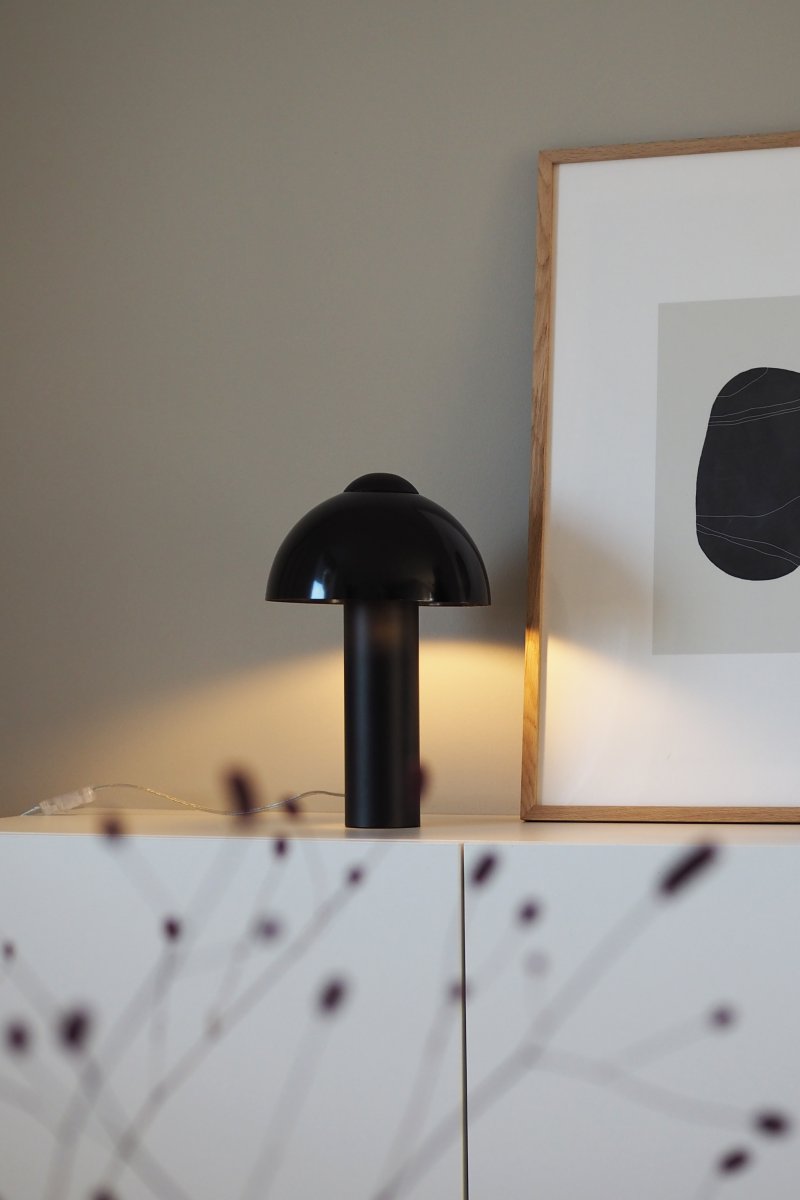 Buddy 36cm Negro lámpara de mesa De Globen Lighting - Col&oacute;quela en una mesa auxiliar del sal&oacute;n, en la ventana de la cocina o en una mesita de noche.