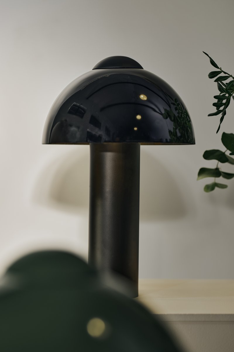 Buddy 36cm Negro lámpara de mesa De Globen Lighting - Col&oacute;quela en una mesa auxiliar del sal&oacute;n, en la ventana de la cocina o en una mesita de noche.
