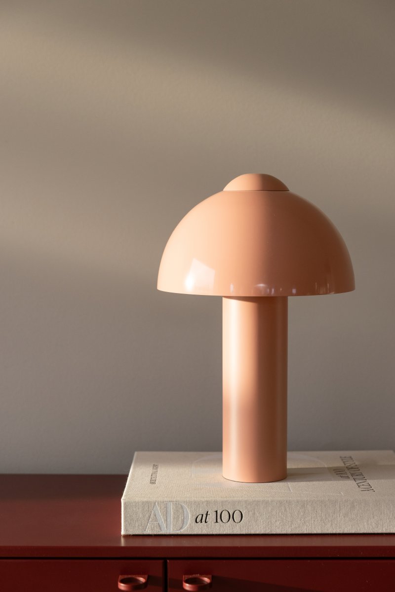 Buddy 36cm Rosa lámpara de mesa De Globen Lighting - Colóquela en una mesa auxiliar del salón, en la ventana de la cocina o en una mesita de noche.