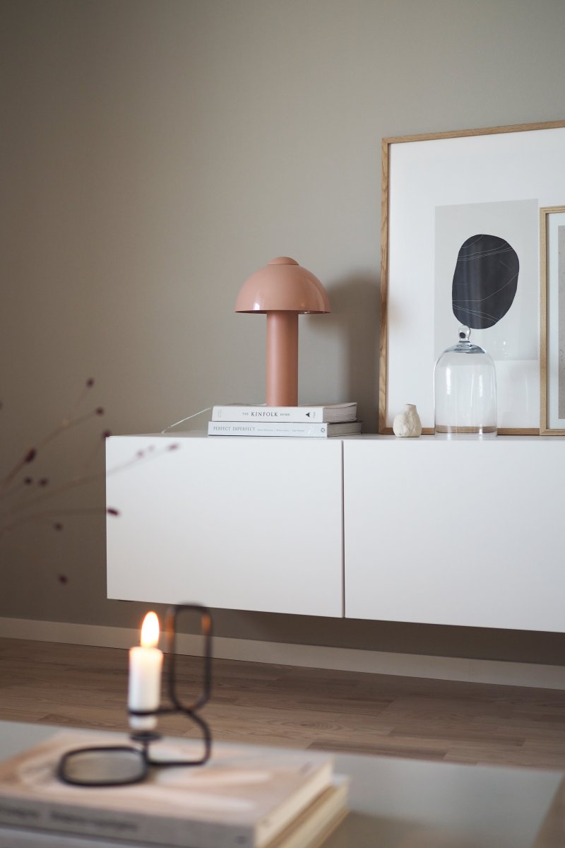 Buddy 36cm Rosa lámpara de mesa De Globen Lighting - Colóquela en una mesa auxiliar del salón, en la ventana de la cocina o en una mesita de noche.