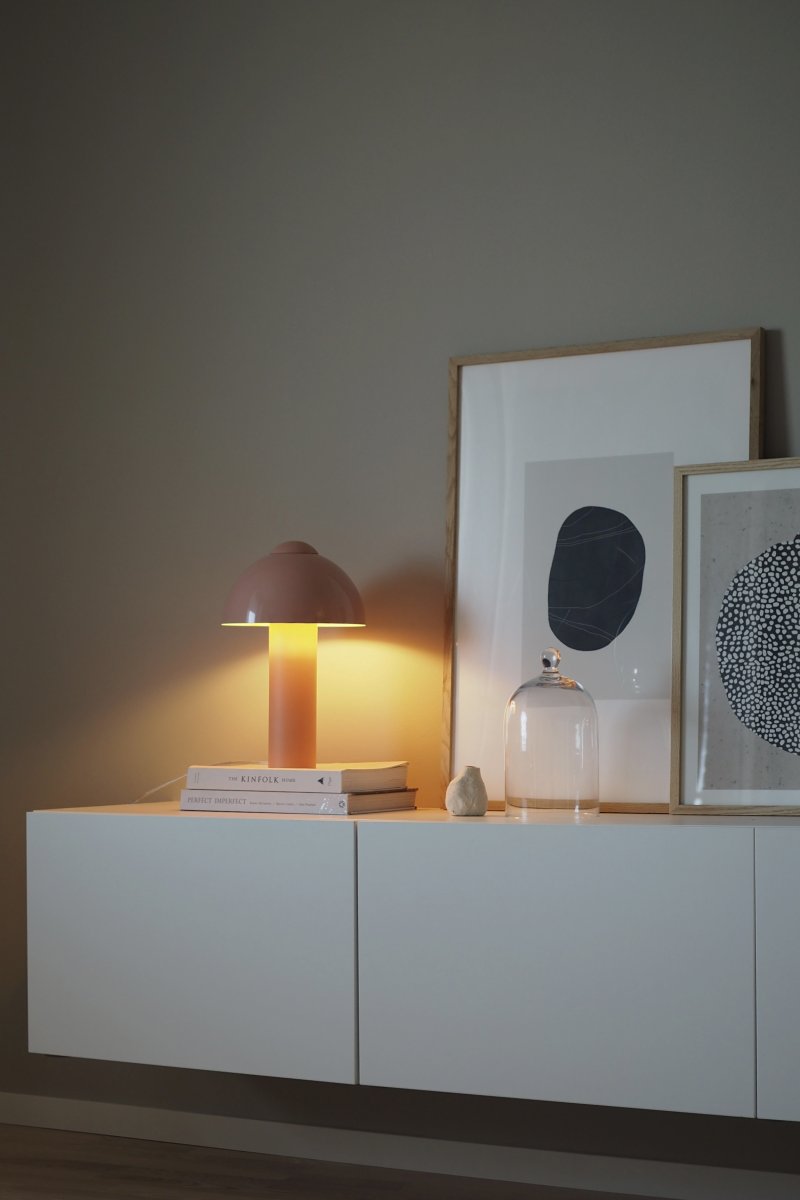 Buddy 36cm Rosa lámpara de mesa De Globen Lighting - Colóquela en una mesa auxiliar del salón, en la ventana de la cocina o en una mesita de noche.